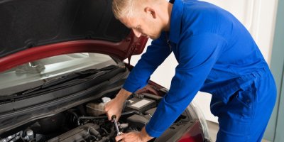 Automechanik opravuje auto