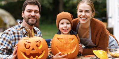 Rodiče a syn pózují s vydlabanými dýněmi