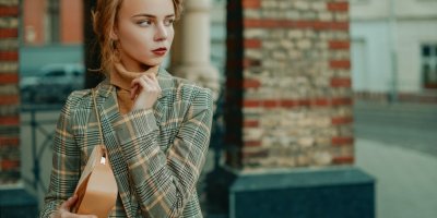 Retro žena s kabelkou