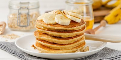 Palačinky ozdobené nakrájenými kousky banánu