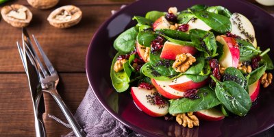 Salát s jablkem, brusinkami, špenátem a vlašskými ořechy