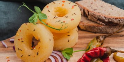 Olomoucké tvarůžky, vedle chléb a papričky