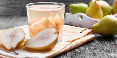 Hruškový kompot ve sklenici, okolo hrušky