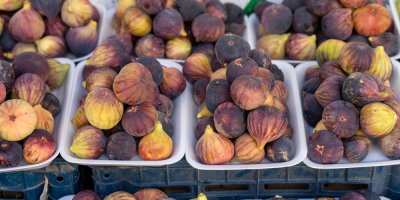 Spousta fíků v miskách