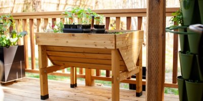 Vyvýšený květináč na balkoně