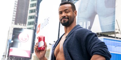 Herec ze známých reklam Old Spice pózuje s deodorantem.