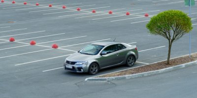 Osamocené auto na parkovišti