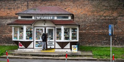 Muž u polské trafiky
