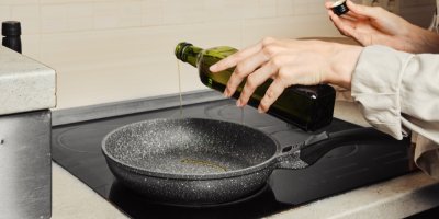 Olivový olej se leje na pánev