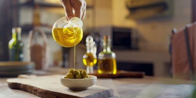Olivový olej se lije na olivy