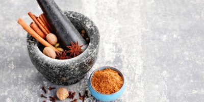 Perníkové koření v hmoždíři a okolo něj
