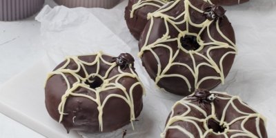 Tmavé donuty s pavučinou z krému