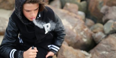 Student kouří elektronickou cigaretu