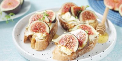 Chleby s cottage sýrem a fíky