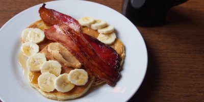 Lívance s banánem a slaninou na talíři