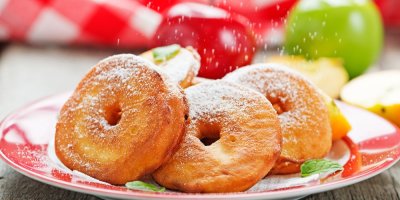 Jablka v županu posypaná cukrem