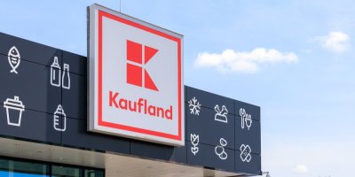 Logo Kauflandu na obchodě