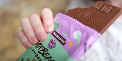 Dítě drží v ruce čokoládu od slavného youtubera.