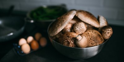 Nerezová mísa plná hub na kuchyňské lince