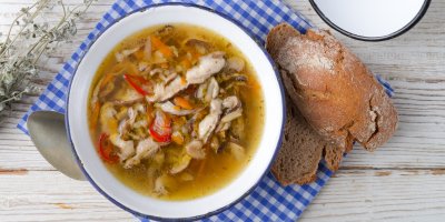 Talíř bedlové polévky s chlebem