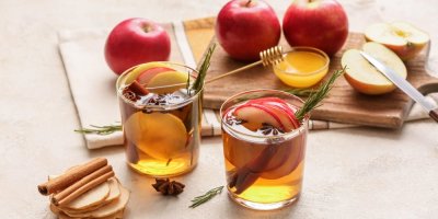 Dvě sklenice s čajem, jablky, skořicí a medem