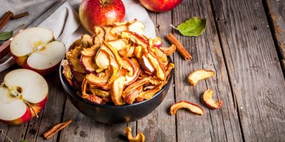 Sušené nakrájené jablko v misce