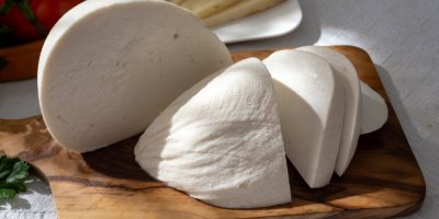 Sýr na dřevěném prkénku