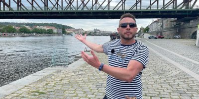 Jan Tuna ukazuje na řeku