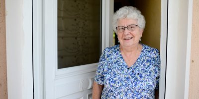 Seniorka stojí ve dveřích