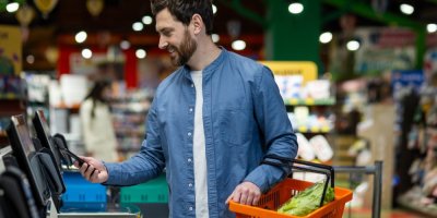 Muž platí na samoobslužné pokladně