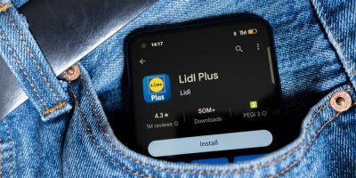 Mobil s aplikací Lidl v riflích