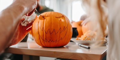 Vyřezávání dýně na stole