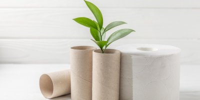 Role toaletního papíru a prázdné ruličky vedle