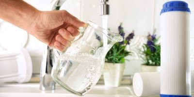 Muž napouští vodu do konvice