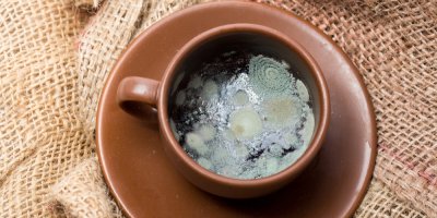 Šálek kávy pokryté plísní