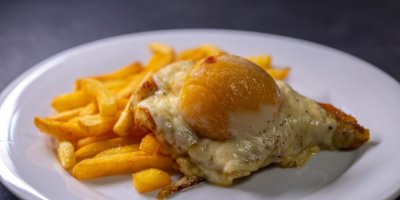 Kuřecí plátek zapečený s broskví a sýrem, hranolky