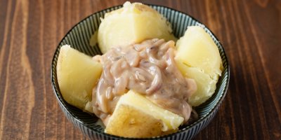 Šiokara s brambory v misce