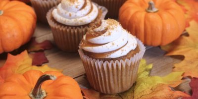 Muffin, v pozadí dýně