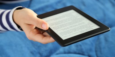Čtečka knih v ruce
