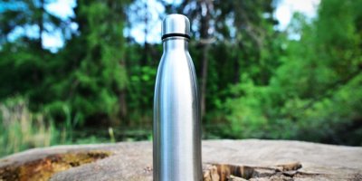 Nerezová lahev v lese