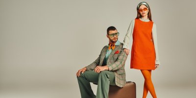 Pár oblečený v retro módě