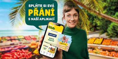 Žena ukazuje věrnostní aplikaci Billa Klubu