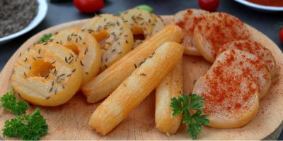 Smažené sýry na dřevěném prkénku