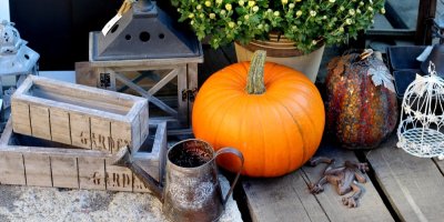 Halloweenská výzdoba přede dveřmi do domu