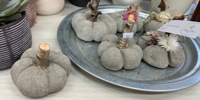 Dekorace vyrobená z betonu ve tvaru dýně