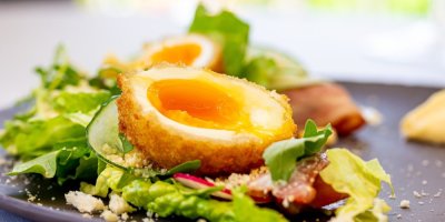 Obalené smažené vejce na salátu