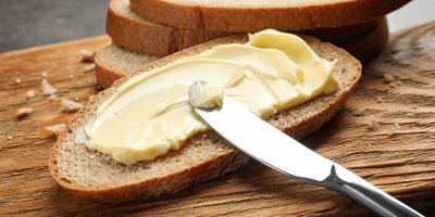 Mazání másla na krajíc chleba