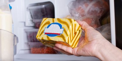 Ruka vyndávající máslo z mrazáku