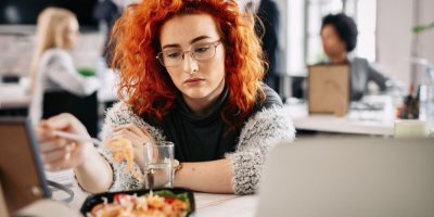 Unavená mladá žena v restauraci