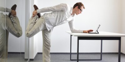 Muž se protahuje u tabletu